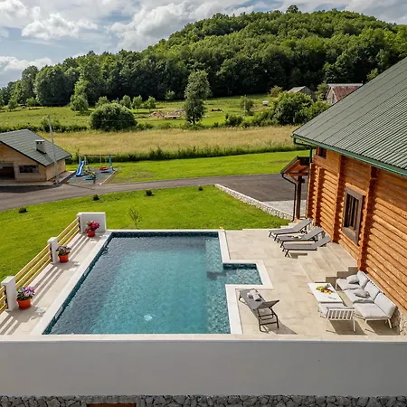 Villa Log Valley - Private With Pool
